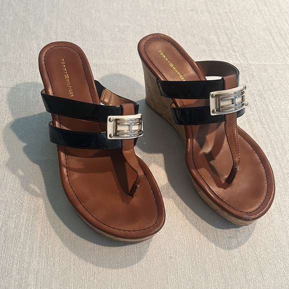 Tommy Hilfiger Women’s Wedges w/ Black Strap Size 9 Amazing condition - Picture 3 of 15